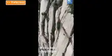 Cina, vigili del fuoco si addestrano nel soccorso con corde sul monte Huashan