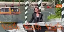 Venezia 83, Sophie Codegoni e Ginevra Sallusti arrivano al Lido a bordo di un taxi acquatico