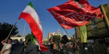 Una all'impiccagione, l'altra a 25 anni di carcere: il regime iraniano spezza due gemelle liceali