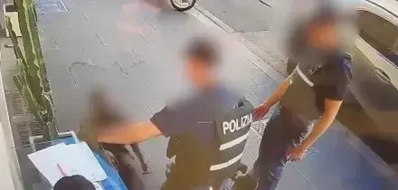 Due poliziotti feriti durante un arresto. Ma l'aggressore viene subito rimesso in libert&agrave; | GUARDA