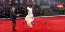 Venezia 83, un unicorno irrompe sul red carpet al Lido