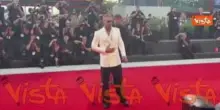 Ricky Martin incanta il red carpet di Venezia 83. Ha scelto un blazer bianco e pantaloni neri