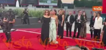Venezia 83, Susan Sarandon sfila sul red carpet elegantissima in total black con scollo a barca