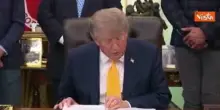 Trump cambia look, l'iconico ciuffo biondo diventa pi&ugrave; scuro