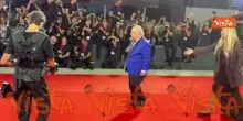 Lino Banfi, Irina Shayk e ... un unicorno, passerella di celebrit&agrave; sul red carpet di Venezia 83