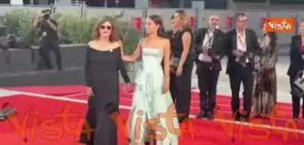 Susan Sarandon indossa una spilla pro-Palestina sul red carpet di Venezia 83