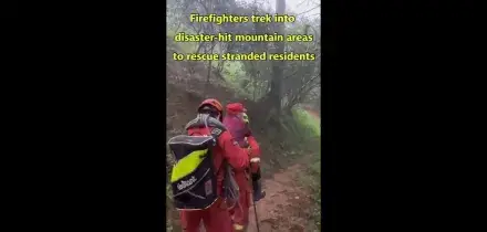 Cina, i vigili del fuoco soccorrono gli abitanti nelle zone montuose disastrate