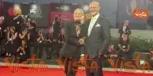 Venezia 83, Heather Parisi sul red carpet mano nella mano con il marito Umberto Maria Anzolin