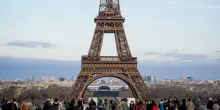 "Niente donne sulla Tour Eiffel", il diktat (incredibilmente accolto) del potente gruppo ind&ugrave;