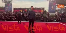 Venezia 83, Paolo Strippoli sul red carpet del suo film "L'estranea"