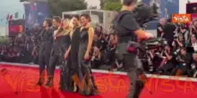 Venezia 83, il cast del film "L'estranea" sfila mano nella mano sul red carpet
