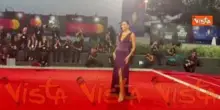 Venezia 83, Elisabetta Gregoraci sul red carpet sfida la scaramanzia e sfila in viola