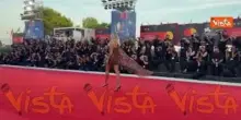 Martina Stella posa per i fotografi sul red carpet di Venezia 83