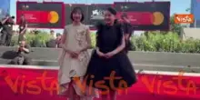 Venezia 83, Furi Nanase e Rokka Okada sul red carpet fanno il gesto coreano del cuore con le dita