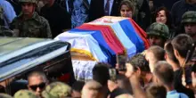 Serbia, i funerali del "boia" provocano un terremoto politico. Bosnia e Ue alzano la voce