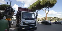 Incubo rifiuti di domenica, Sos di Ama ai privati per evitare il caos raccolta