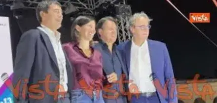 Schlein scherza coi fotografi alla Festa Nazionale di Avs: A sinistra? Sempre