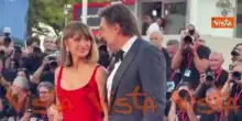 Penelope Cruz con un red dress sul tappeto rosso di Venezia 83