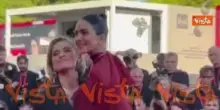 Venezia 83, la madrina della Mostra Greta Scarano in posa con la collega 2022 Roc&iacute;o Mu&ntilde;oz Morales
