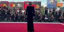 Venezia 83, Maggie Gyllenhaal in un elegantissimo abito di velluto nero sfila sul red carpet