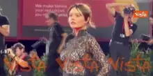 Venezia 83, Emily Alyn Lind sfila sul red carpet con un abito di pizzo nero e strascico