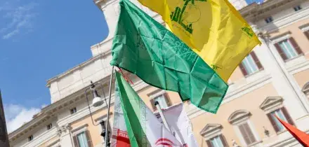 "Viva Hamas, gloria a Nasrallah". Fuori Montecitorio bandiere di Hezbollah contro il ddl antisemitismo