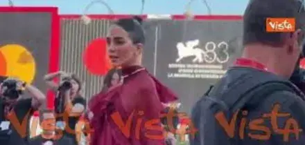 Rocio Munoz Morales sul red carpet di Venezia 83 in posa per i fotografi