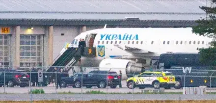 L'aereo di Zelensky "sfiorato" da un drone al decollo in Moldavia