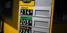 La crescita dei prezzi della benzina &egrave; inarrestabile: costo ai massimi dal 2022. Diesel senza pause