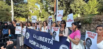 Sit-in davanti all'ambasciata iraniana. Gelmini: &laquo;La libert&agrave; non si impicca&raquo;