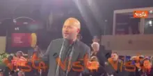 Venezia 83, Giuliano Sangiorgi scherza con i fotografi sul red carpet