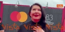 Venezia 83, Marina Abramovic sul red carpet con completo pantalone nero e immancabile rossetto rosso