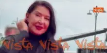 Venezia 83, Marina Abramovic porge un fiore ai fotografi sul red carpet