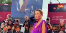 Venezia 83, Anna Foglietta (in viola) con il marito Paolo Sopranzetti sul red carpet