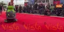 Venezia 83, la pulizia del tappeto rosso con spazzole e idropulitrice prima dell'arrivo delle star