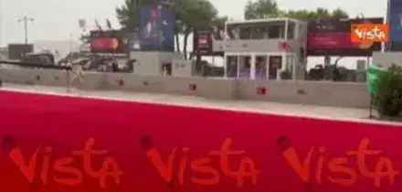 Venezia 83, la pioggia battente sul red carpet prima dell'arrivo delle star
