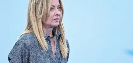 Meloni &ldquo;Il governo tiene la barra dritta e non scappa&rdquo;