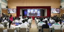Cina, studenti a lezione di aerospazio con l'equipaggio della Shenzhou-23