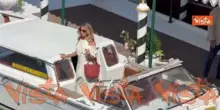 Venezia 83, Nicoletta Romanoff lancia baci ai fotografi al suo arrivo al Lido