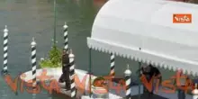 Venezia 83, Pierfrancesco Favino in posa per i fotografi al suo arrivo al Lido
