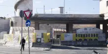 Altro che "temporanei": i tendoni del Comune per i senzatetto restano fino al 2030