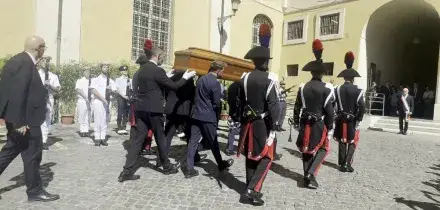 Aperta la camera ardente di Emma Bonino, l'arrivo del feretro in Campidoglio