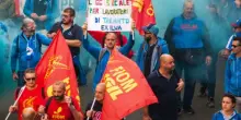 Ex Ilva, sciopero dell'indotto a Taranto. Blocchi stradali contro i licenziamenti