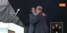 "Elly, Elly", Schlein accolta da applausi e cori sul palco della festa dell'Unit&agrave; a Reggio Emilia
