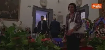 Magi e Della Vedova posano la bandiera dell'Ue sul feretro di Emma Bonino