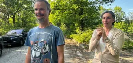 Famiglia nel bosco, breve ritorno a casa dei bambini prima dell'inizio scolastico
