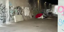 Materassi e tende. Un altro sottopasso diventato "casa" di clochard