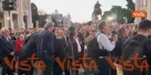 Abbraccio tra Schlein e Magi alla veglia per Emma Bonino in piazza del Campidoglio