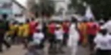 La fiamma dei Giochi Olimpici Giovanili attraversa le strade di Dakar
