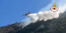 Incendi in Costiera amalfitana, Vigili del Fuoco al lavoro anche con Canadair